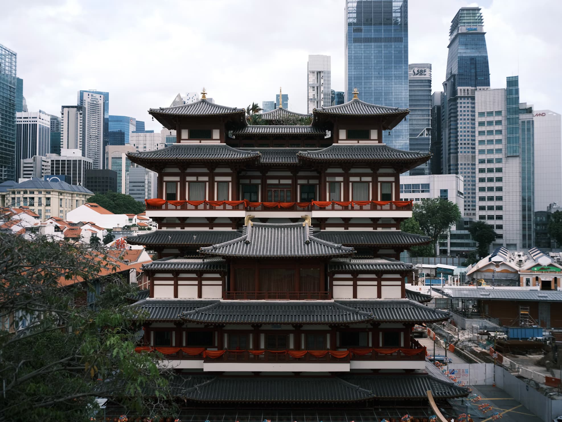 Singapore Buddha Tooth Temple and Skscrapers